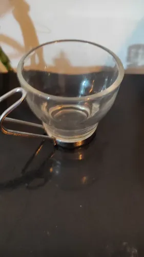 Xícara de café com alça de ferro .