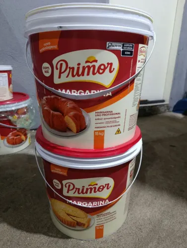 Vende-se baldes de margarina vazio