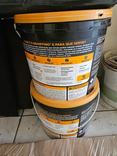 Vendo 2 baldes de granfino cor palha 200 cada balde