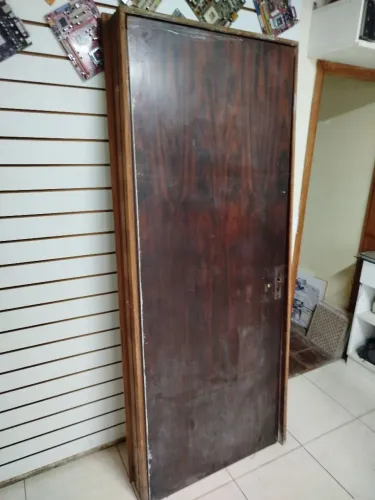 Vendo porta de madeira maciça
