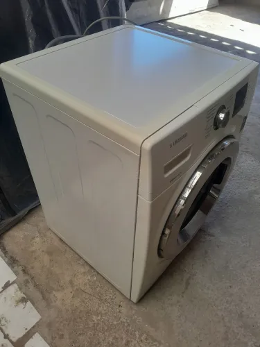 Uma máquina de lavar Samsung eco bubble 10.1 kilos seminova