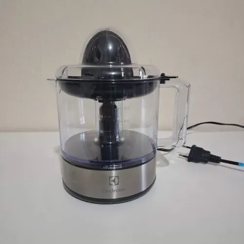 Espremedor de Laranja Limão Electrolux Efficient 800ml ECP10 127v Com 2 Carambolas