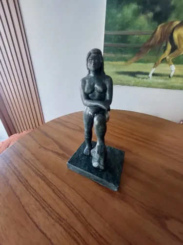 Escultura feminina mulher em bronze "Mulher de Atenas"