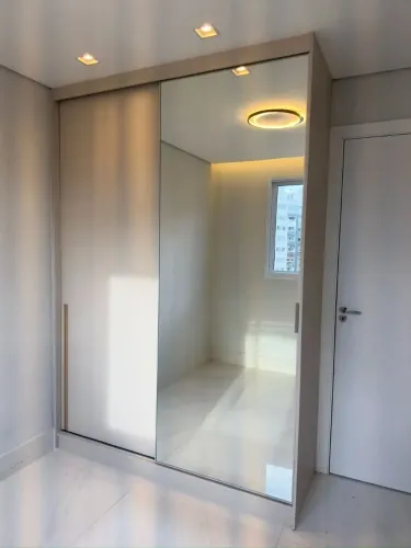 GUARDA-ROUPAS E CLOSETS PLANEJADOS EM MDF