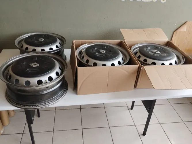 Rodas de ferro Renault Master aro 16 com calotas
