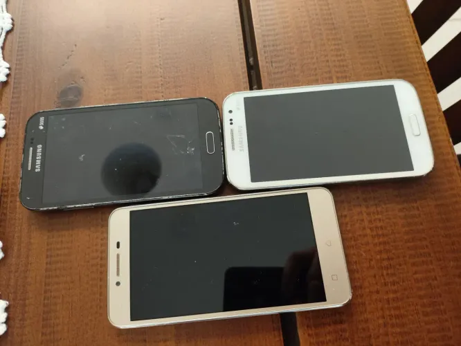 3 celulares danificados