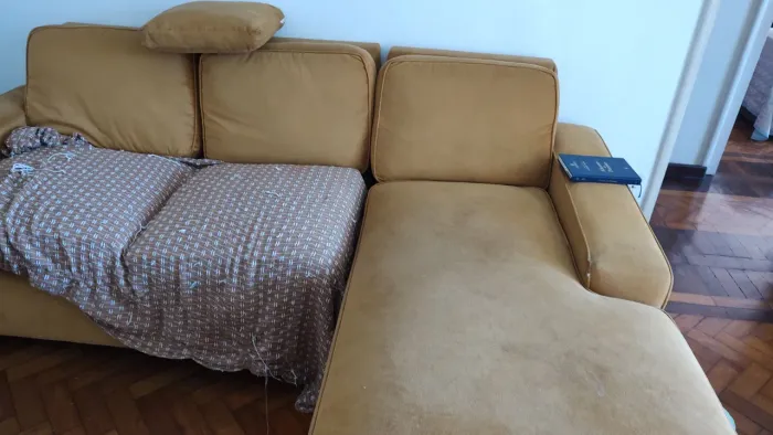 Vendi uma cama de casal e um sofá