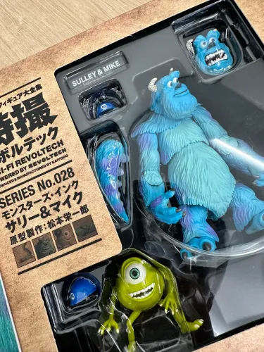 Revoltech monstros S.A