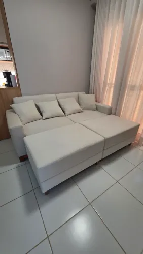 Sofá 2,08m + 2 puffs grandes - vendo junto ou separado