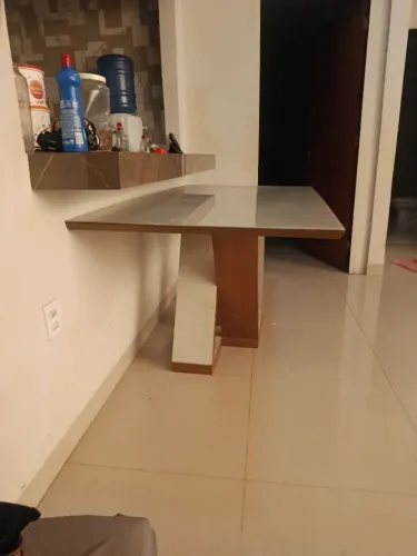Vendo mesa de madeira com a tampa de vidro, somente a mesa sem cadeiras 