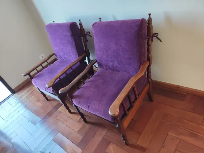 Jogo de sofá em madeira e estofado roxo em veludo