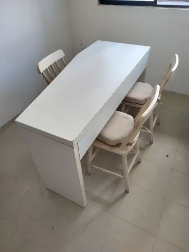 Conjunto da TOKSTOK com MESA TRAPEZOIDAL FIND e 3 CADEIRAS TEXAS