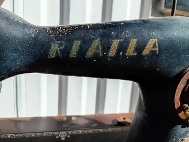 Máquina de costura riatla 