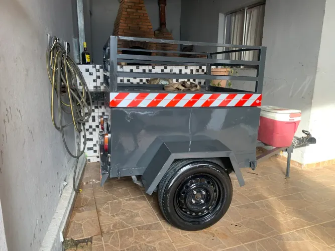 Vende-se carretinha baú 3700,00