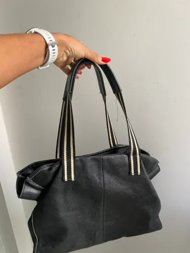 Bolsa de couro via Mia