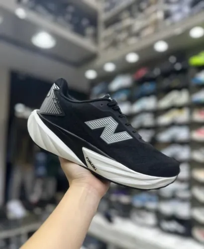 Tênis New Balance Fuelcell Rebel V5 preto