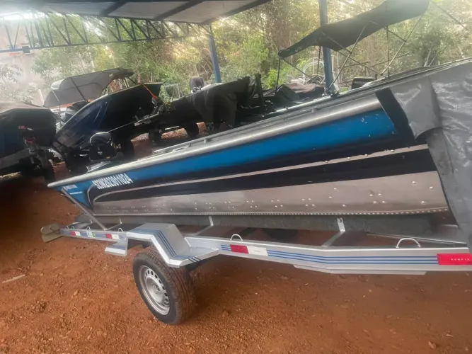 Canoa com motor