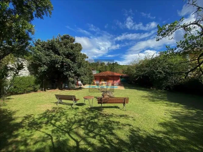 Chác Vale do Rio Cotia - TÉRREA, 3 suítes, lote plano, piscina e gourmet!