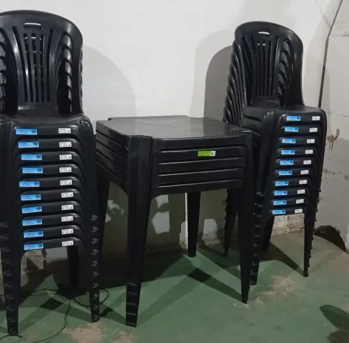 Cadeiras e mesas de plástico 