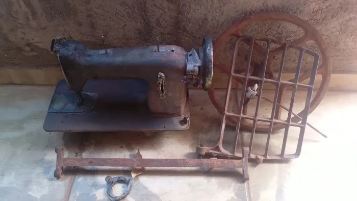 Máquina de costura antiga pretinha