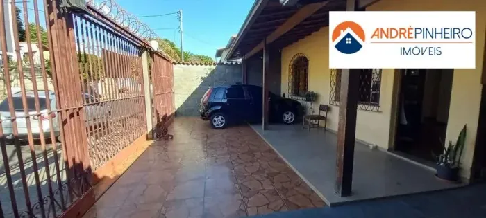 Casa de 3 Quartos à Venda no Bairro Itapoã com 4 Vagas e 2 Barracões Independentes