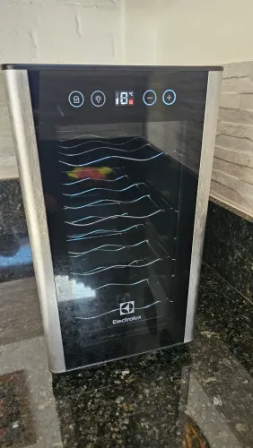 Adega 8 garrafas eletrolux