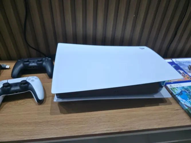 PlayStation 5 com Leitor de Disco + 2 Controles + 6 Jogos