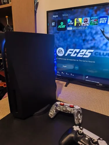 PS5 FAT C/1 ANO DE PS PLUS DELUXE + 2 MANETES COM ALL EFFECT + ACESSÓRIOS E NF FISCAL E CX