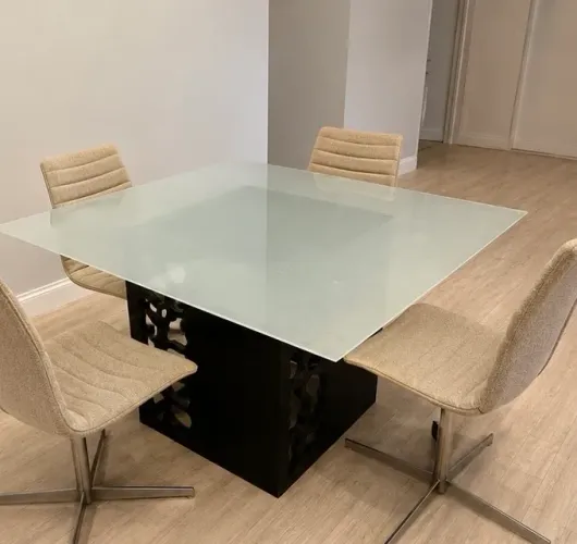 Mesa de jantar com tampo de vidro leitoso e pé espelhado