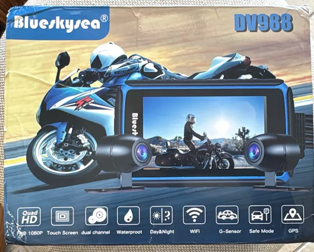 Blueskysea DV988, uma câmera de painel (dash cam) dual para motocicletas.