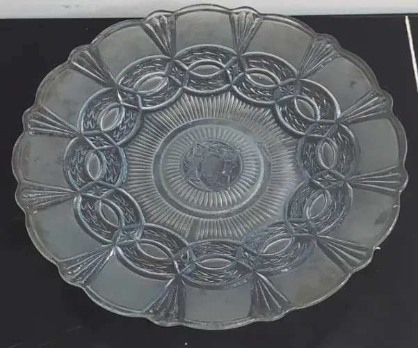 Fruteira ou boleira de vidro, deslumbrante peça histórica com 32 cm de diâmetro. _________