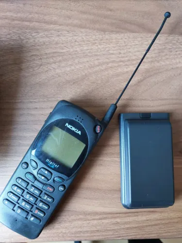 Antigo Celular Nokia 2160, com capa de couro!