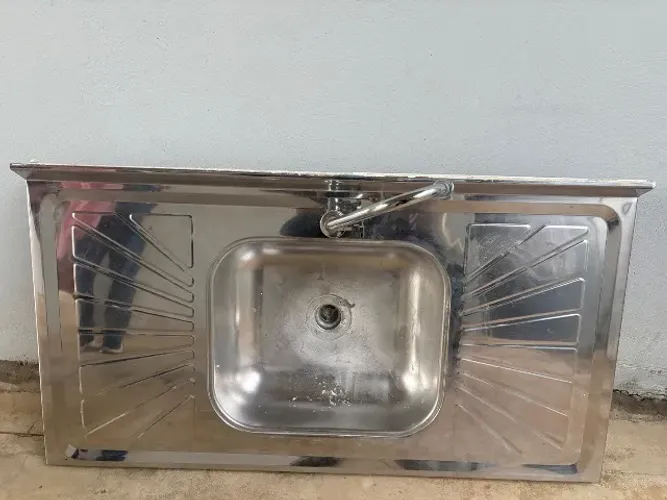 Pia de cozinha em aço inox com torneira 