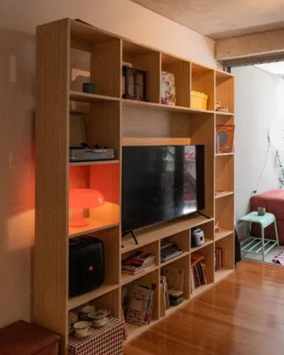 Estante nova e linda da Tok&Stok com espaço pra TV