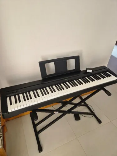 Piano digital Yamaha P-45 c/ suporte X
