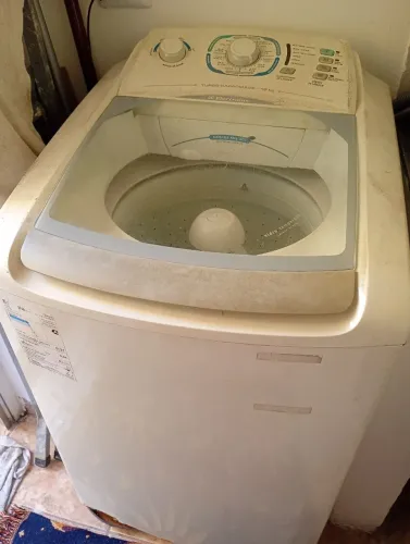 Vende -se uma máquina de lavar roupa 
