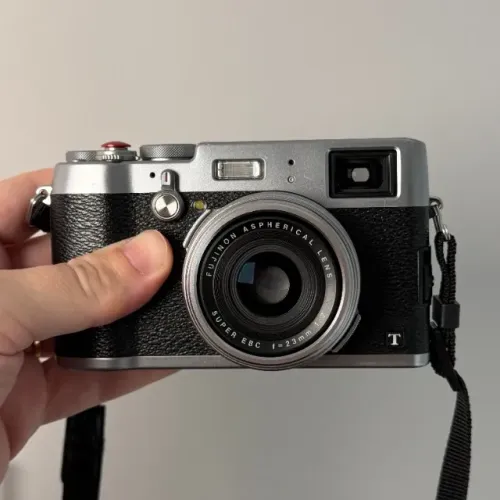 Fujifilm X100T com diversos acessórios