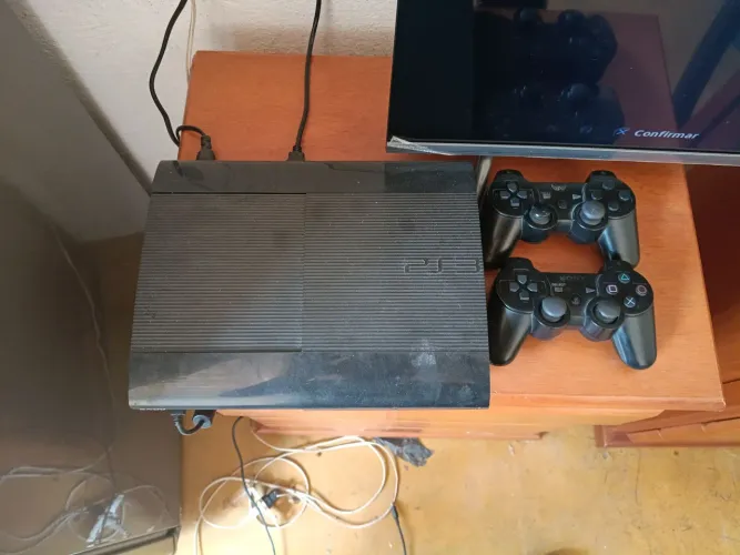 Vendo ps3 com 2 manetes
