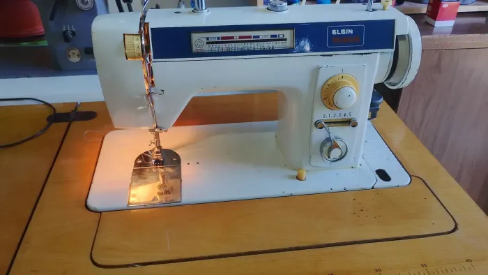 Máquina de costura e bordado elgin Genius modelo antiga
