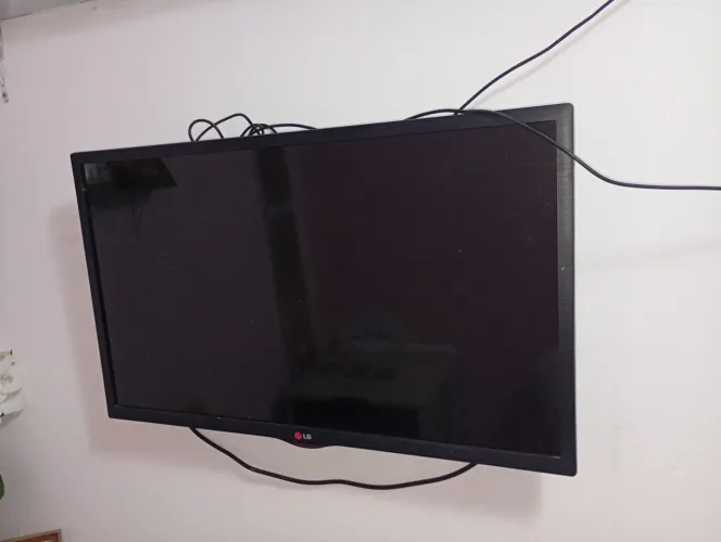 Tv 32 polegadas, LG, não é smart.