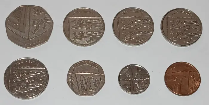 Lote com 8 moedas do Reino Unido