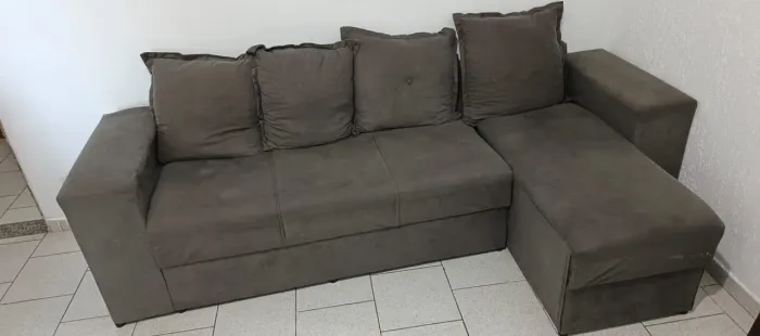 Sofá de 4 lugares. 
