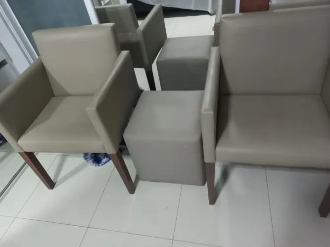 conjunto de duas cadeira em couro com braço mais um pulfe