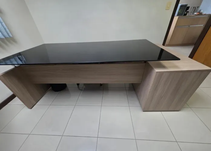 Mesa de Escritório Tampo de Vidro Preto e Gavetas
