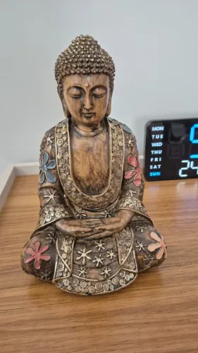 ESTÁTUA DECORATIVA DE BUDA EM RESINA