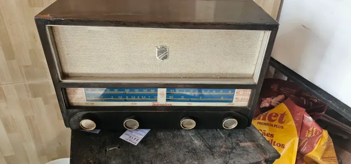 Rádio antigo de mesa
