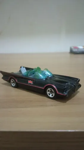Hot Wheels Batmóvel Lincoln Futura 1966 - Vidros verdes