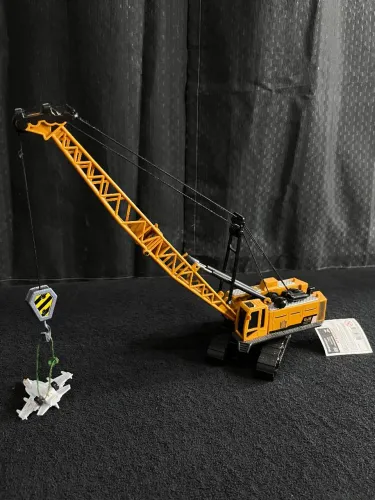 Miniaturas trator guindaste e trator e escavadeira