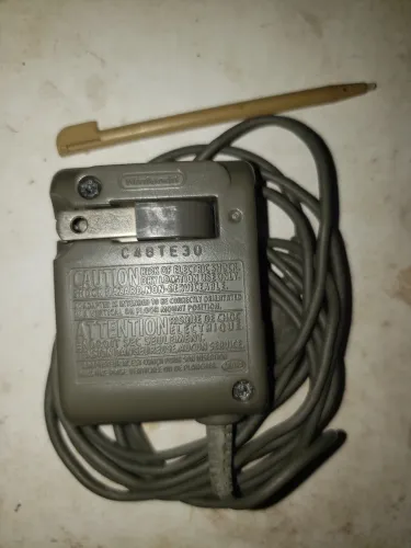 Nintendo DS Lite (acessórios) - Carregador e caneta originais