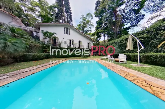 Casa térrea no Jardim Guedala, com 969m² de terreno arborizado e 4 suítes espaçosas!